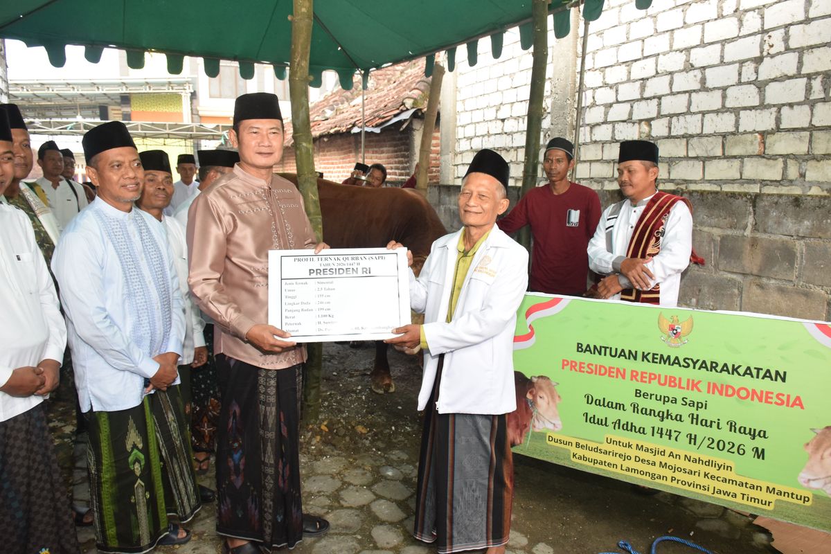 Bupati Lamongan Yuhronur Efendi menyerahkan secara simbolis sapi kurban dari Presiden Prabowo Subianto, Rabu (27/5/2026).