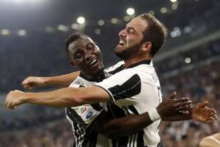 Bersama Kwadwo Asamoah, Gonzalo Higuain merayakan gol kemenangan Juventus atas Fiorentina di Juventus Stadium, Sabtu (20/8/2016). 