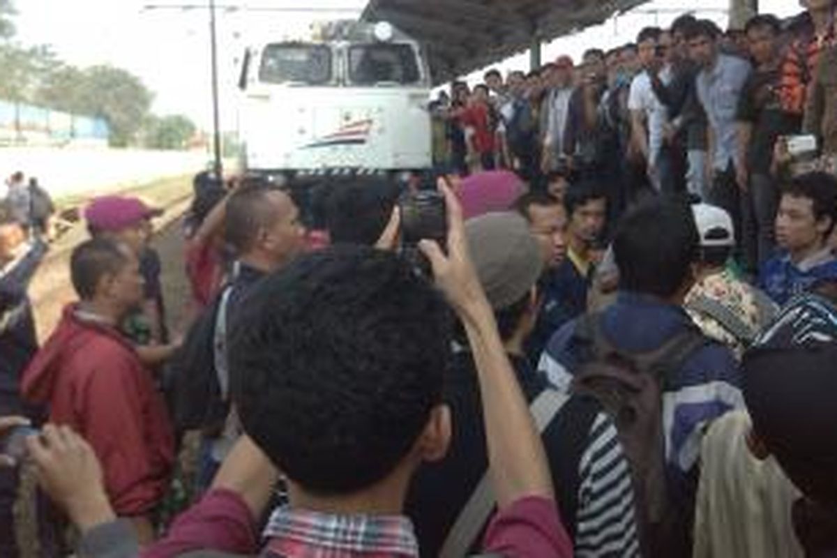 Kereta Jawa diblokade oleh penumpang di Stasiun Bekasi, Kamis (17/4/2014) pagi.