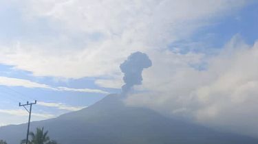 Gunung Lewotobi Laki-laki Erupsi, Abu Vulkanik Capai 1.000 Meter