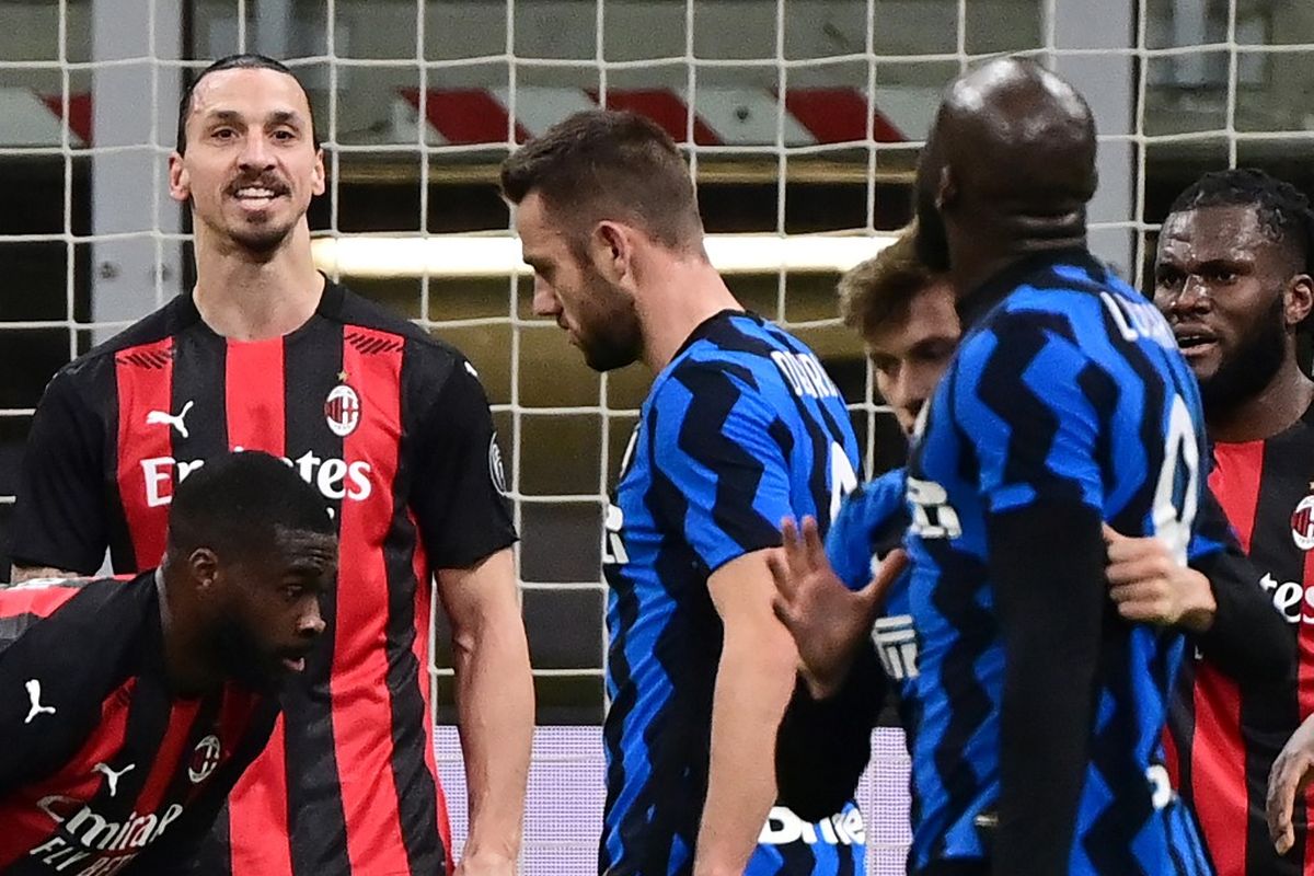 Zlatan Ibrahimovic beradu argumen dengan Romelu Lukaku pada laga perempat final Coppa Italia Inter Milan vs AC Milan di Stadion Giuseppe Meazza, Selasa (26/1/2021) atau Rabu dini hari WIB. 