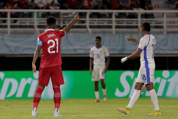 Pemain Timnas Indonesia Iqbal Gwijangge saat laga kedua babak penyisihan Grup A Piala Dunia U17 2023 Indonesia melawan Panama yang berakhir dengen skor 1-1 di Stadion Gelora Bung Tomo Surabaya, Jawa Timur, Senin (13/11/2023) malam.