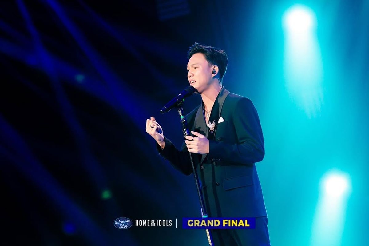 Kontestan Indonesian Idol XIII, Fajar Nurdiansyah, berduet dengan penyanyi Raisa menyanyikan lagu Biar Menjadi Kenangan di babak grand final, Senin (12/9/2025).