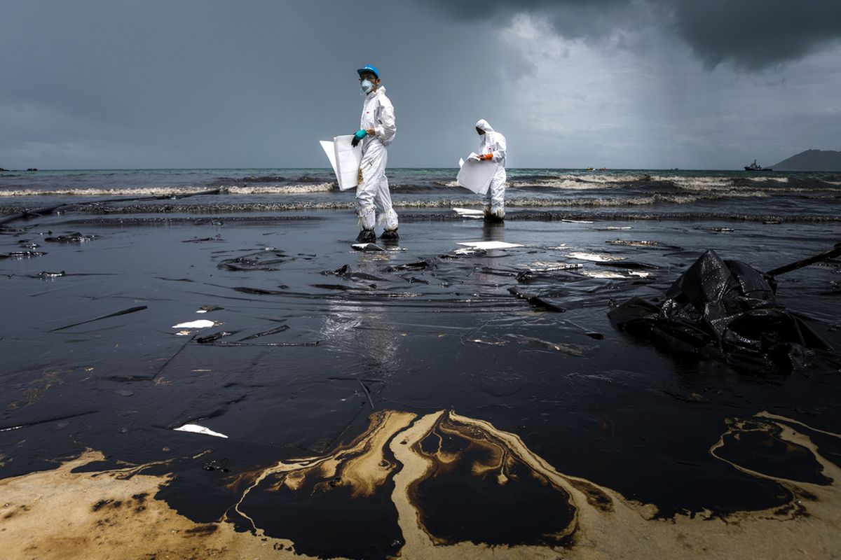 Ilustrasu tumpahan minyak di pantai yang bisa merusak ekosistem