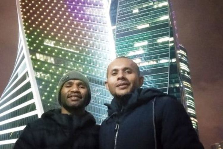 Ones dan Rex Rumabar, mahasiswa Papua yang mendapat beasiswa di Moscow. 