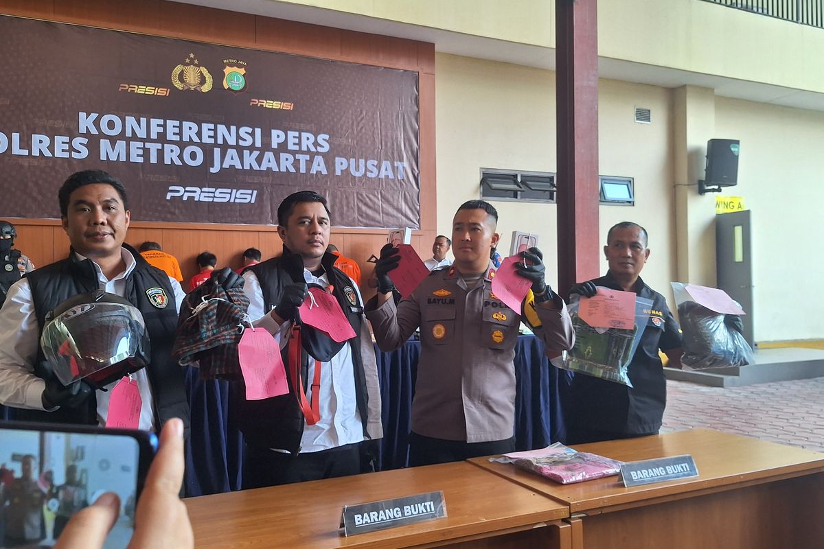 Polres Metro Jakarta Pusat rilis kasus jambret handphone sebanyal 12 kali. Senin, (27/5/2024).