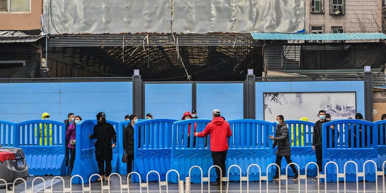 Barikade di pasar seafood Huanan ditutup setelah tim Badan Kesehatan Dunia (WHO) masuk, pada Minggu (31/1/2021).