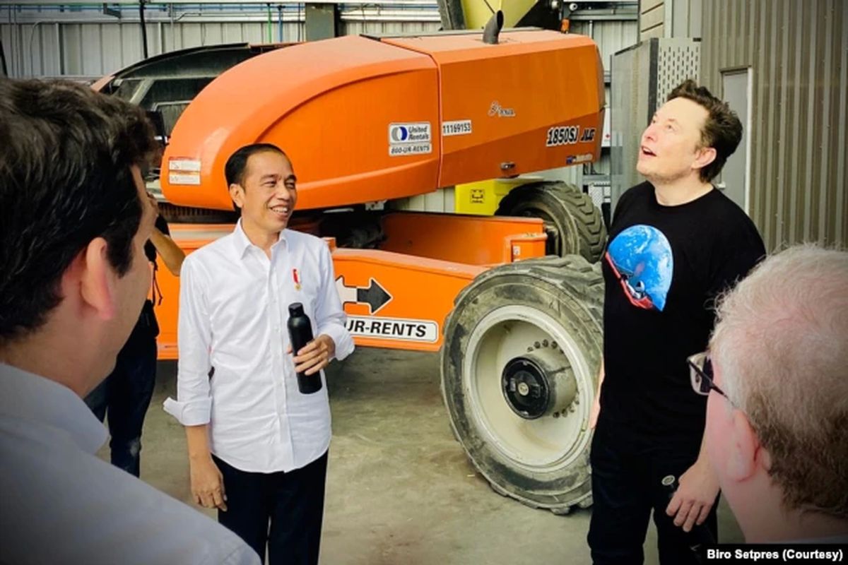 CEO Elon Musk dan Presiden Jokowi berkeliling mengunjungi fasilitas produksi roket SpaceX.