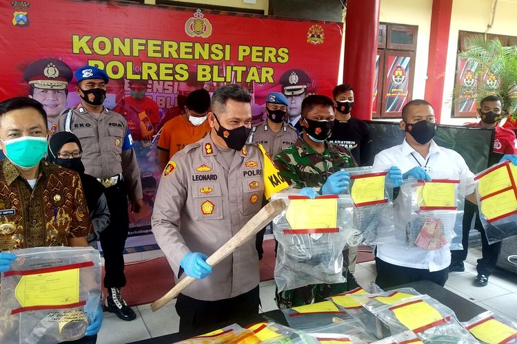 Kapolres Blitar AKBP Leonard M Sinambela memaparkan pengungkapan kasus tewasnya pemilik toko di Blitar, Bisri Efendi (71), di Mapolres Blitar, Kamis (4/3/2021). 