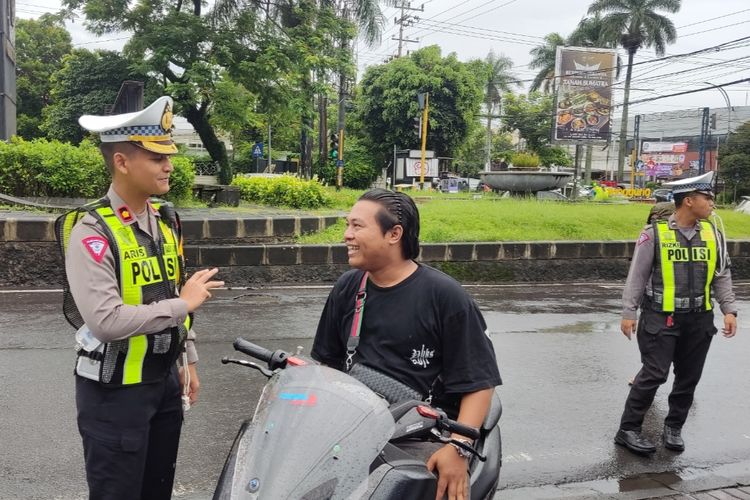 Kasat Lantas Polresta Malang Kota, Kompol Aristinto Budi Sutrisno saat melakukan penindakan pelanggaran lalu lintas dalam Operasi Keselamatan Semeru 2024. 