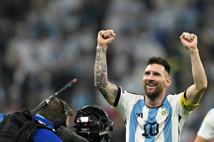 Penyerang Argentina Lionel Messi merayakan kemenangan usai mengalahkan Kroasia 3-0 pada pertandingan semifinal Piala Dunia 2022 Qatar antara Argentina vs Kroasia di Stadion Lusail di Lusail, utara Doha pada 14 Desember 2022 Rabu dini hari WIB.