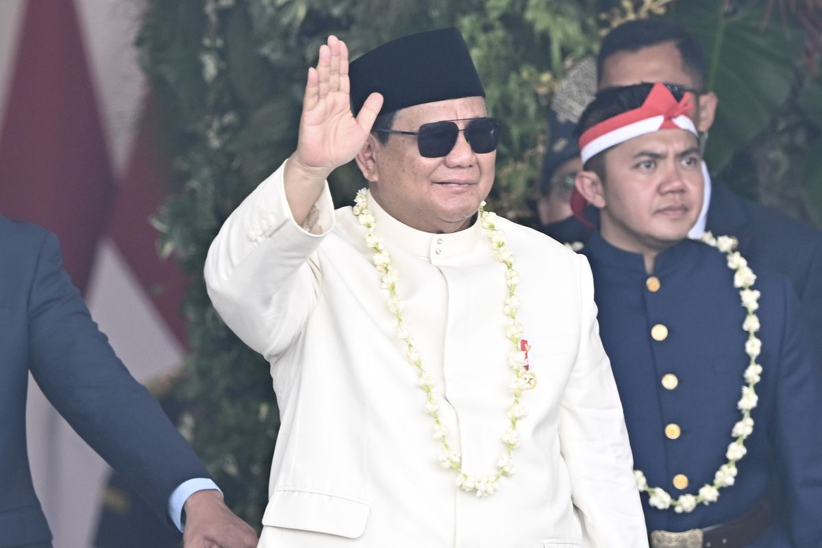 Presiden Prabowo Subianto (ketiga kanan) didampingi Seskab Teddy Indra Wijaya (kedua kanan) melambaikan tangannya seusai Upacara Peringatan Detik-Detik Proklamasi Kemerdekaan ke-80 Republik Indonesia di Istana Merdeka, Jakarta, Minggu (17/8/2025). Peringatan HUT ke-80 RI bertemakan Bersatu, Berdaulat, Rakyat Sejahtera, Indonesia Maju. ANTARAFOTO/Aditya Pradana Putra/mrh/bar