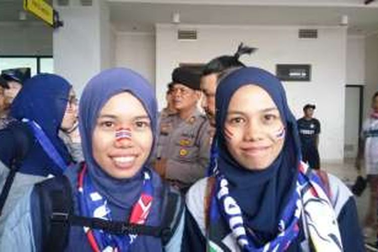 Suporter Thailand yang merupakan saudara kembar, Tanrada dan Teerada, memberikan dukungan secara langsung kepada negaranya dalam final pertama Piala AFF 2016 melawan Indonesia di Stadion Pakansari, Bogor, Rabu (14/12/2016).