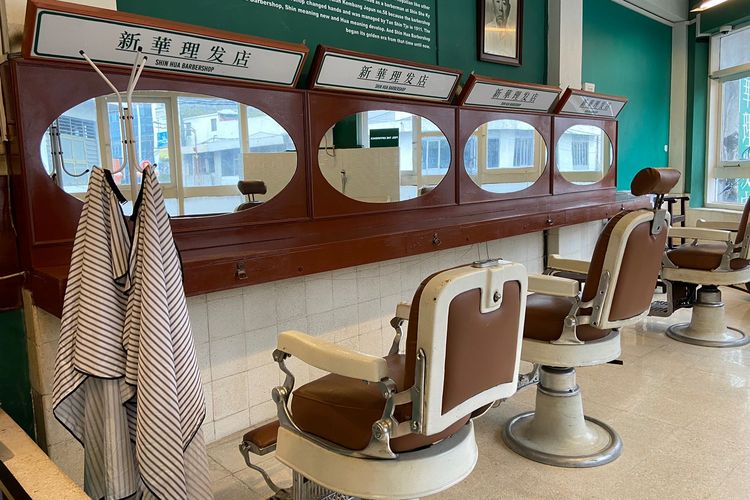 Perabot-perabot Shin Hua Barbershop yang masih asli sejak tahun 1911