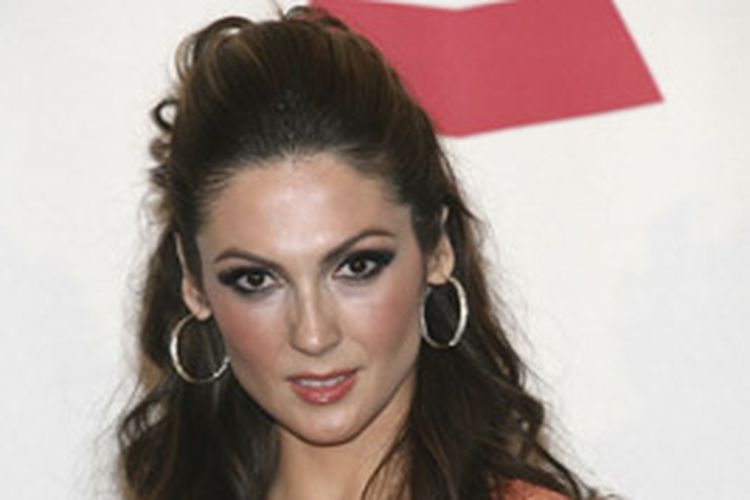 Nora Salinas alias dikenal juga sebagai Tante Rambut Palsu dalam sejumlah telenovela.