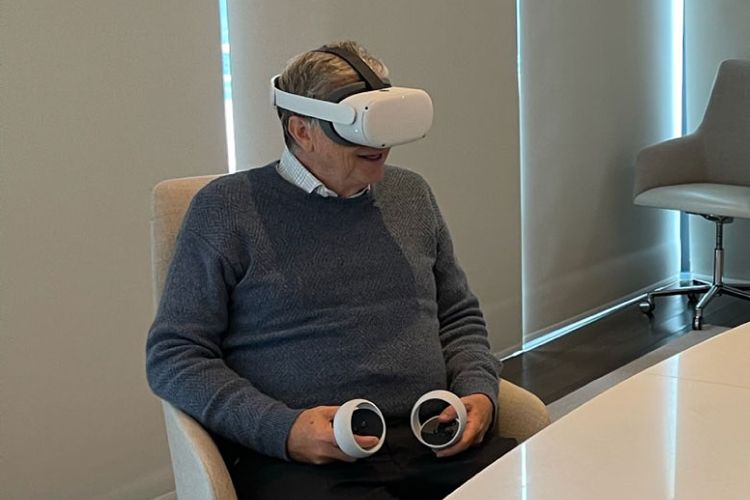 Foto Bill Gates tengah menguji prototipe avatar 3D untuk metaverse menggunakan headset VR Oculus Quest 2 buatan Facebook.