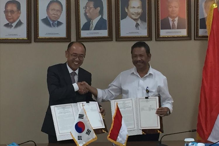 Country Director KOICA Indonesia Hoejin Jeong dan Dirjen Bina Marga Sugiyartanto usai menandatangani Record of Discussion Penyusunan Rencana Induk Sistem Transportasi Cerdas dan Sistem Percontohan untuk Wilayah Metropolitan Jakarta, Rabu (3/7/2019).