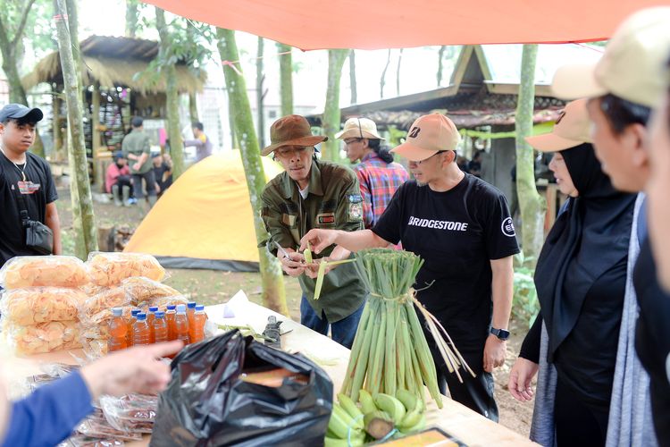 Market Expo yang merupakan UMKM masyarakat sekitar menjajakan aneka olahan makanan dan minuman kepada relawan Brdigestone Indonesia