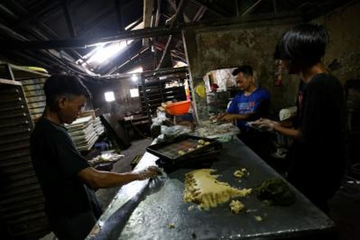 Sejumlah pekerja usaha mikro, kecil, dan menengah (UMKM) di kawasan Kebayoran Lama, Jakarta Selatan, membuat kue, Minggu (13/9/2020).