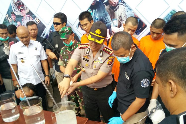 Kapolrestabes Bandung Kombes Irman Sugema tengah memusnahkan barang bukti narkoba dengan melarutkannya kedalam cairan tertentu.