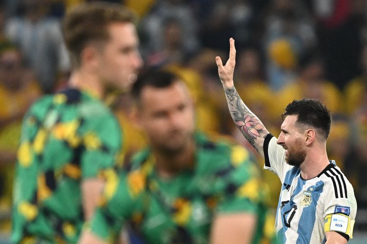 Penyerang Argentina Lionel Messi melambai tangan setelah lolos ke babak berikutnya usai mengalahkan Australia 2-1 di babak 16 besar Piala Dunia 2022 Qatar antara Argentina vs Australia di Stadion Ahmad Bin Ali di Al-Rayyan, barat Doha pada Minggu dini hari 4 Desember 2022.
