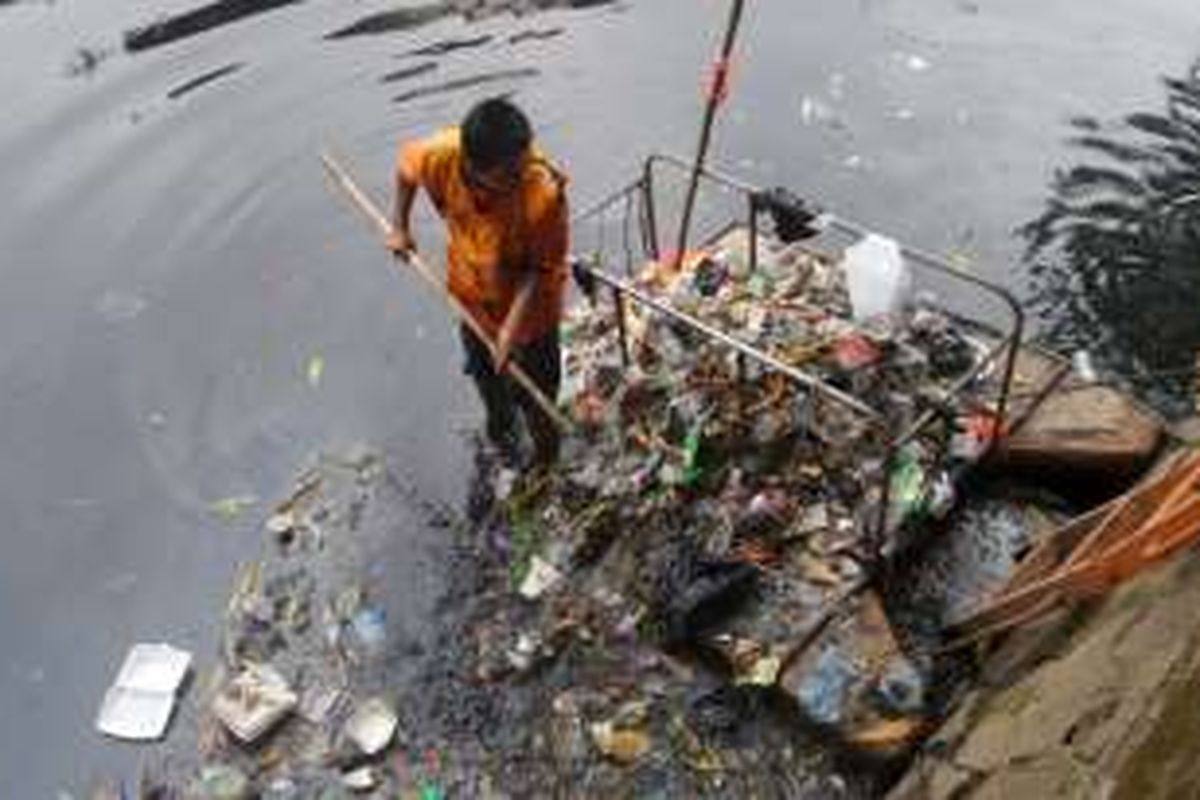 Anak Sungai Ciliwung yang tepat berada di belakang LTC Glodok, Jakarta Barat kini jauh dari kesan kumuh. Setiap hari petugas dari UPK Badan Air Kecamatan Taman Sari bahu membahu membersihkan sampah yang mengalir dari hulu sungai