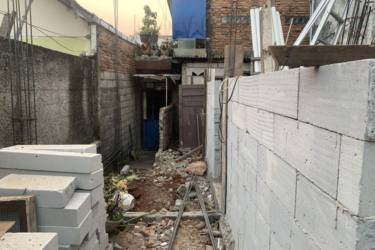 Pembangunan Rumah yang Tutup Akses Jalan Lansia di Jaktim Dihentikan Sementara