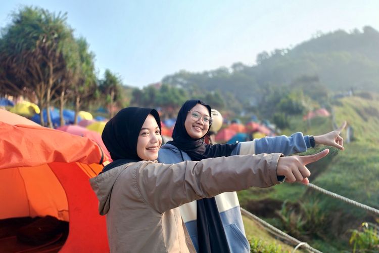 Wisatawan yang berkemah di Pantai Menganti, Kebumen.
