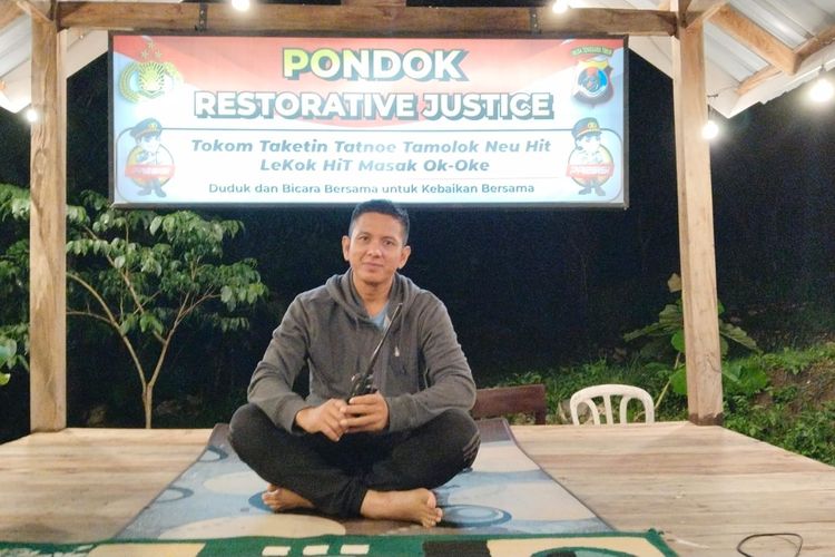 Kepala Kepolisian Sektor (Kapolsek) Miomafo Timur, Ipda Muh Aris Salama, saat berada di pondok Pondok Resrorative Justice, Rabu (16/11/2022) 