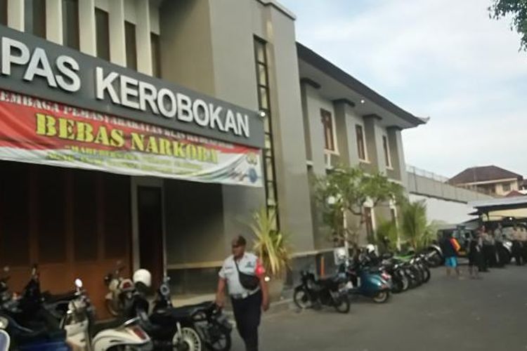 Polisi berjaga di Lapas Kerobokan, Jumat (22/4/2016)