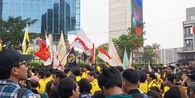 BEM UI Masih Tertahan Barikade Polisi, Jalan Jenderal Sudirman Arah Bundaran HI Lumpuh