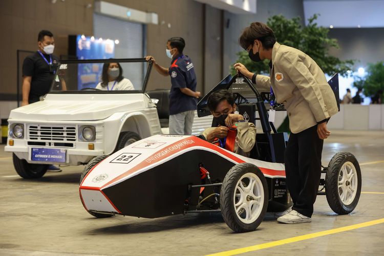 Mobil listrik karya tim Yacaranda dari Universitas Gajah Mada (UGM) dipamerkan di ajang Periklindo Electric Vehicle Show (PEVS) 2022 di JIExpo Kemayoran, Senin (25/7/2022).