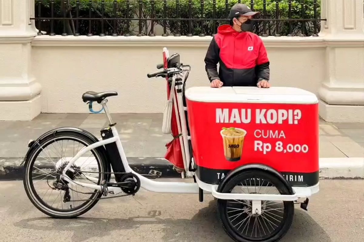 Awal berdiri sejak 2020, Jago Coffee hadir di saat masa pandemi dengan membawa konsep baru penjaja minuman keliling atau mobile dengan produk utama kopi.