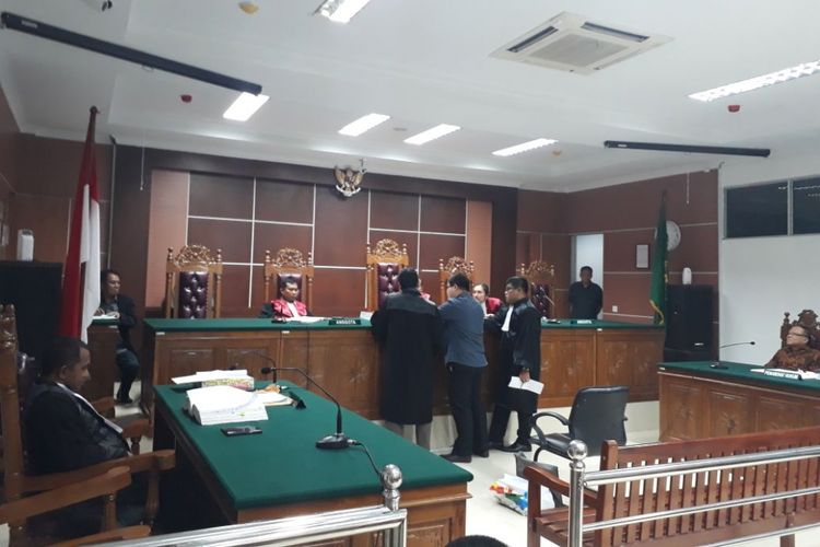 Saksi Arron Constantin, yang merupakan anak kandung dari saksi Conti Chandra memastikan keterangan darinya saat dilakukannya BAP yang dilakukan pihak kepolisian dan dilanjutkan ke pihak Kejaksaan didepan mejelasi Hakim di PN Batam, Senin (30/4/2018)