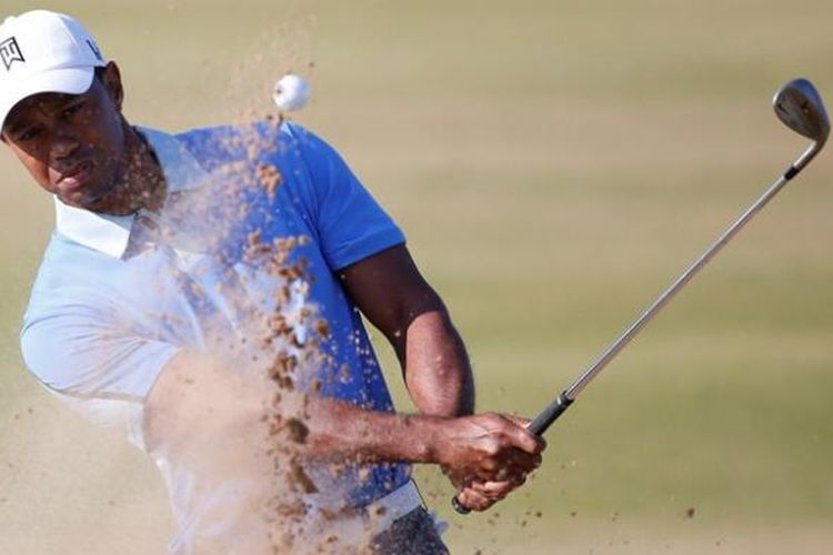 Pegolf Amerika Serikat, Tiger Woods memukul bola keluar dari bunker, saat berlatih jelang The Open Championship di Muirfield, Skotlandia, Rabu (17/7/2013).