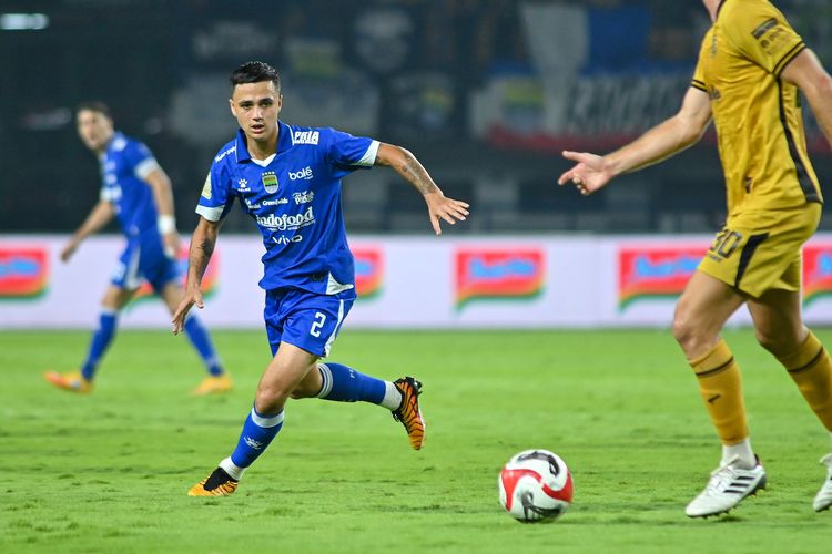 Pemain Persib Bandung Eliano Reijnder jadi bahan eksperimen pelatihnya Bojan Hodak menempatkannya jadi gelandang bertahan di partai melawan Bhayangkara FC pada laga pekan ke-15 Super League 2025-2026, Minggu (21/12/2025) di Stadion Gelora Bandung Lautan Api (GBLA). 