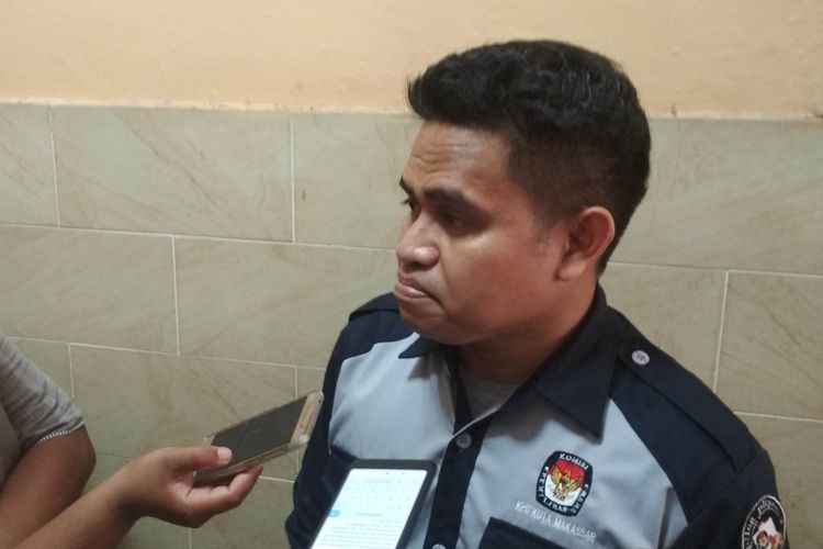 Ketua KPU Kota Makassar Farid Wajdi saat diwawancara di kantor Bawaslu Makassar, Rabu (24/4/2019).