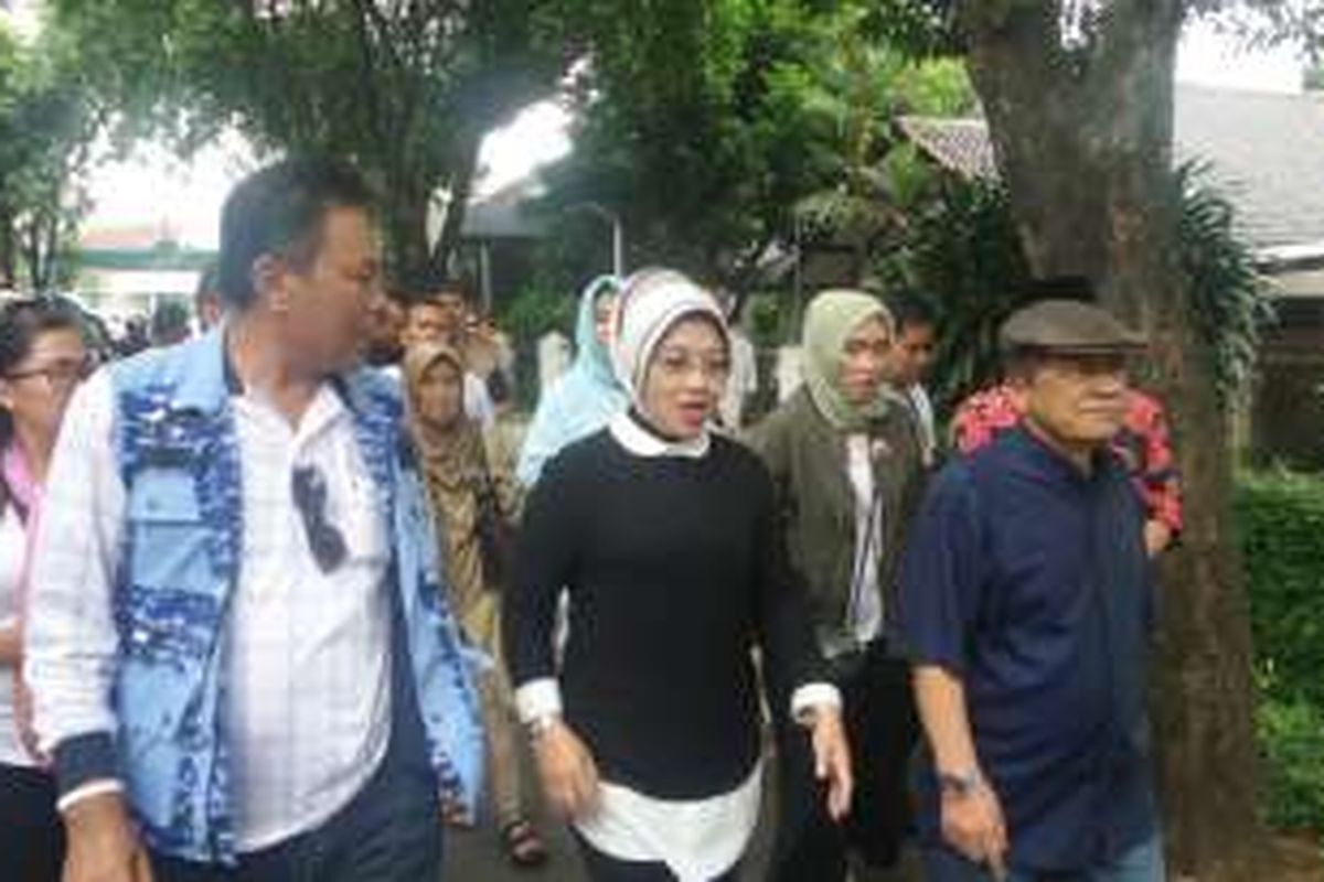 Bakal calon wakil gubernur DKi Sylviana Murni mendatangi warga di Kompleks Perumaha Kostrad, Tanah Kusir, Jakarta Selatan, Sabtu (8/10/2016)