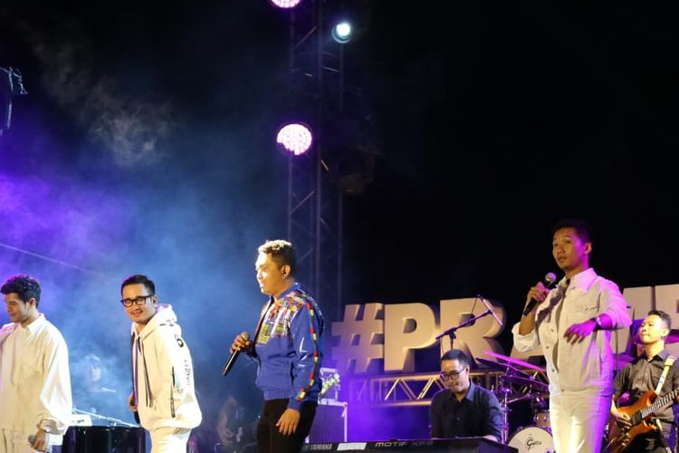 Yovie Widianto bersama 5 Romeo beraksi di panggung Prambanan Jazz hari kedua yang di gelar di Kompleks Candi Prambanan, Yogyakarta pada Sabtu (6/7/2019).