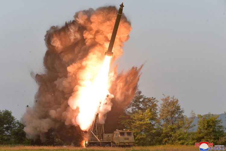 Foto yang diambil oleh kantor berita Korea Utara (KCNA) pada 10 September 2019, dan dirilis 11 September 2019 memperlihatkan sebuah rudal meluncur dari sistem peluncur roket ganda yang ditembakkan dari sebuah lokasi rahasia.