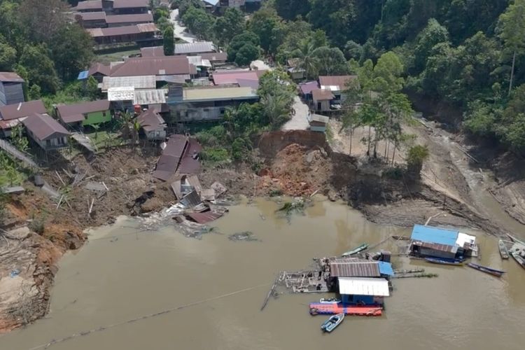 Longsor di Kutai Barat: Rumah Terperosok ke Sungai Mahakam, 31 Kendaraan Tertimbun