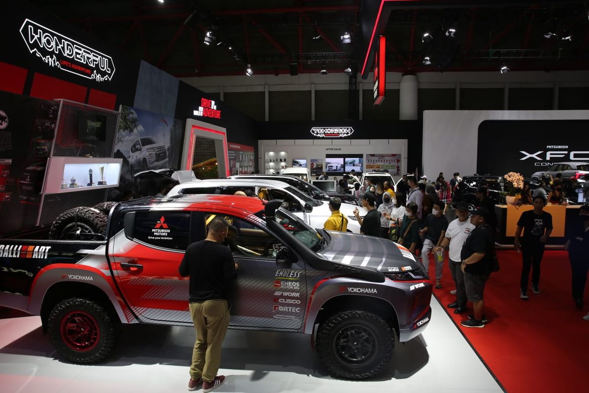Keramaian pengunjung di booth Mitsubishi pada Indonesia International Motor Show (IIMS) 2023