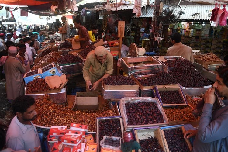 Sebuah pasar di Pakistan sudah dipenuhi pedagang kurma menjelang bulan suci Ramadhan tahun ini.