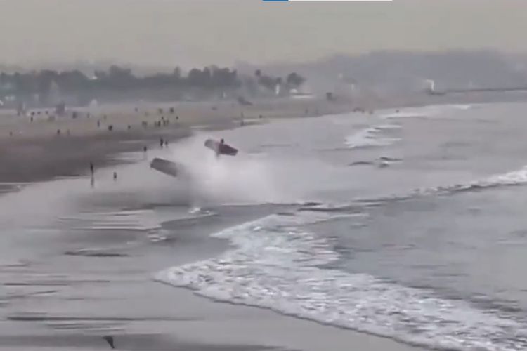 Tangkapan layar pesawat Cessna 150 yang jatuh di pantai Santa Monica, California, Kamis (22/12/2022).