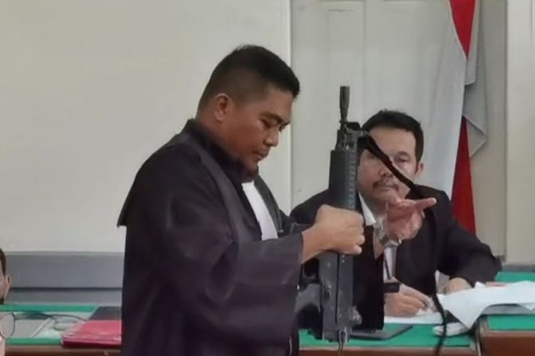 Jaksa menunjukan senjata laras panjang milik AKBP Akhiruddin saat persidangan di Pengadilan Negeri Medan, Senin (17/7/2023)