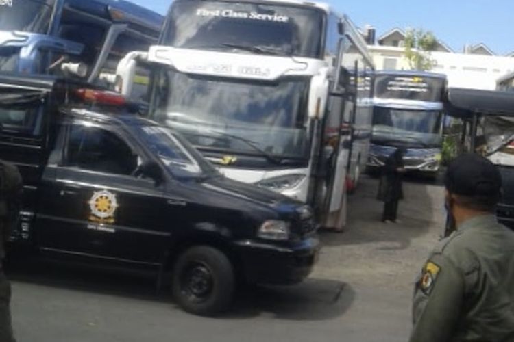 Satpol PP Kota Denpasar saat mendatangi pangkalan bus di Jalan Pidada, Minggu (26/4) kemarin. 