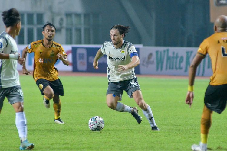 Marc Klok mengemban tugas sebagai kapten di pertandingan Persib kala menghadapi Bhayangkara FC. Laga Bhayangkara FC vs Persib berkesudahan 2-2 di Stadion Wibawa Mukti, Cikarang, Bekasi, Minggu (24/7/2022). Pada pekan kedua Liga 1, Persib akan menjamu Madura United di Stadion Gelora Bandung Lautan Api, Sabtu (30/7/2022).