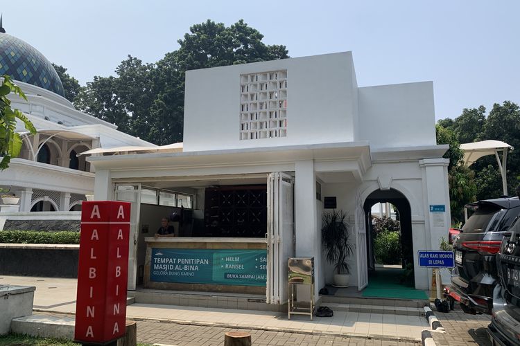 Pengunjung GBK Kehilangan Sepatu Saat Shalat, Kenapa Tak Disimpan di Tempat Penitipan?