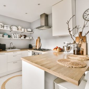 Ilustrasi dapur kecil warna putih dengan nuansa kayu. 