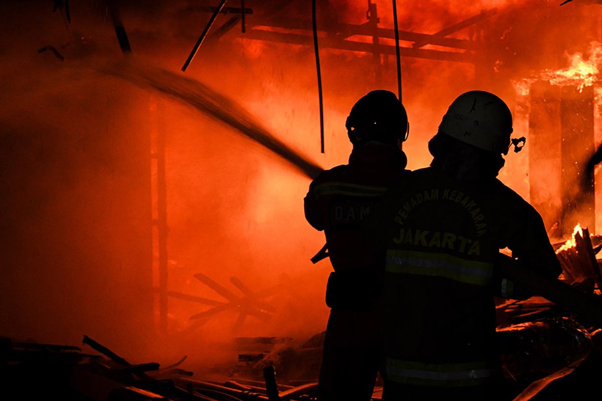 Petugas pemadam kebakaran berusaha memadamkan api yang membakar gedung Hailai di kawasan Ancol, Jakarta Utara, Selasa (5/11/2019) dini hari. Menurut Kepala seksi operasi Sudin Damkar Jakarta Utara Abdul Wahid mengerahkan 20 unit mobil damkar untuk memadamkan api yang membakar gedung pada pukul 23.00 WIB Senin (4/11/2019) malam.